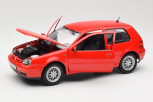 Volkswagen Golf Mk4 GTI Punane Revell 1:18 08943 Metall - pilt 2/8