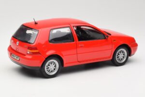 Volkswagen Golf Mk4 GTI Punane Revell 1:18 08943 Metall - pilt 3/8
