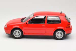 Volkswagen Golf Mk4 GTI Punane Revell 1:18 08943 Metall - pilt 4/8