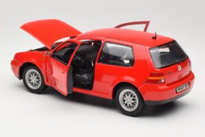 Volkswagen Golf Mk4 GTI Punane Revell 1:18 08943 Metall - pilt 5/8