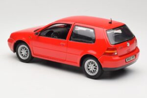Volkswagen Golf Mk4 GTI Punane Revell 1:18 08943 Metall - pilt 7/8