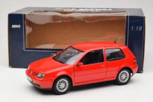 Volkswagen Golf Mk4 GTI Punane Revell 1:18 08943 Metall - pilt 8/8