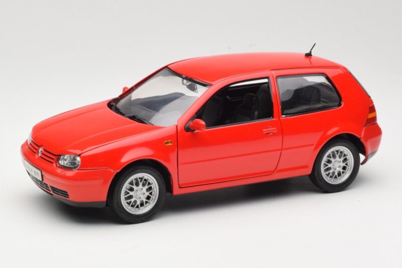 Volkswagen Golf Mk4 GTI Punane Revell 1:18 08943 Metall