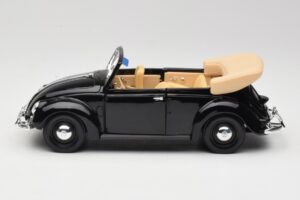 Volkswagen Beetle Kabriolett Must Maisto 1:18 37800-M6 Metall - pilt 4/8