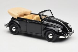 Volkswagen Beetle Kabriolett Must Maisto 1:18 37800-M6 Metall - pilt 6/8