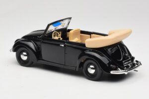Volkswagen Beetle Kabriolett Must Maisto 1:18 37800-M6 Metall - pilt 7/8