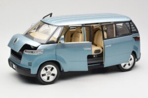 Volkswagen Microbus Concept Heleroheline Revell 1:18 08444 Metall - pilt 2/8