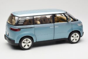 Volkswagen Microbus Concept Heleroheline Revell 1:18 08444 Metall - pilt 3/8