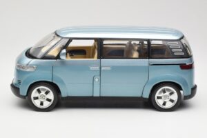 Volkswagen Microbus Concept Heleroheline Revell 1:18 08444 Metall - pilt 4/8