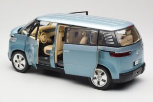 Volkswagen Microbus Concept Heleroheline Revell 1:18 08444 Metall - pilt 5/8