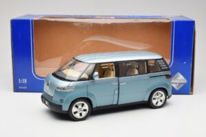 Volkswagen Microbus Concept Heleroheline Revell 1:18 08444 Metall - pilt 8/8