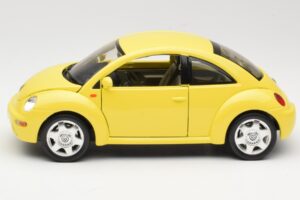 Volkswagen New Beetle Kollane Bburago 1:18 BEETLE001 Metall - pilt 4/8