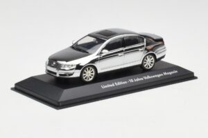 Volkswagen Passat B6 Chrome Silver 10 Years Volkswagen Magazine Minichamps 1:43 PASSAT004 Metall - pilt 2/4