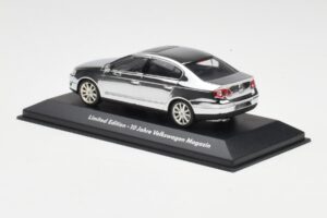 Volkswagen Passat B6 Chrome Silver 10 Years Volkswagen Magazine Minichamps 1:43 PASSAT004 Metall - pilt 3/4