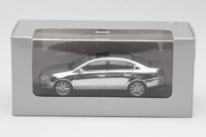 Volkswagen Passat B6 Chrome Silver 10 Years Volkswagen Magazine Minichamps 1:43 PASSAT004 Metall - pilt 4/4