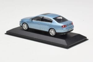 Volkswagen Passat B6 Blue Metallic Minichamps 1:43 PASSAT002 Metall - pilt 3/4