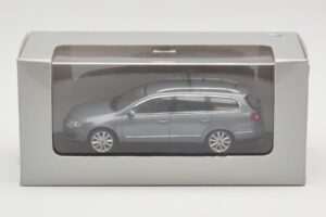 Volkswagen Passat B6 Variant Grey Metallic Minichamps 1:43 PASSAT005 Metall - pilt 4/4