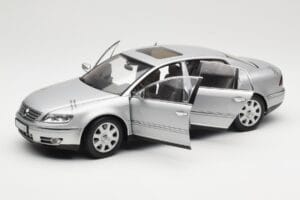 Volkswagen Phaeton D1 Silver Metallic AUTOart 1:18 79742 Metall - pilt 2/8