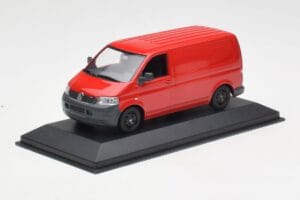 Volkswagen T5 Kaubaauto Punane & Mustad Rattad Minichamps 1:43 400052260-B Metall - pilt 2/4