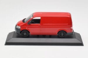 Volkswagen T5 Kaubaauto Punane & Mustad Rattad Minichamps 1:43 400052260-B Metall