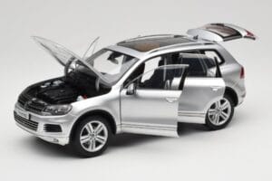 Volkswagen Touareg 7L Silver Metallic Kyosho 1:18 8821CS Metall - pilt 2/8