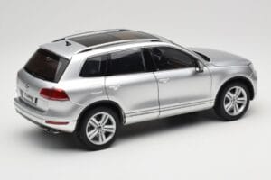 Volkswagen Touareg 7L Silver Metallic Kyosho 1:18 8821CS Metall - pilt 3/8