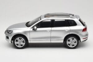 Volkswagen Touareg 7L Silver Metallic Kyosho 1:18 8821CS Metall - pilt 4/8