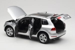 Volkswagen Touareg 7L Silver Metallic Kyosho 1:18 8821CS Metall - pilt 5/8