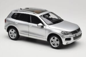 Volkswagen Touareg 7L Silver Metallic Kyosho 1:18 8821CS Metall - pilt 6/8