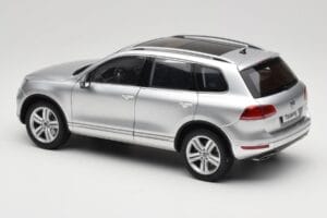 Volkswagen Touareg 7L Silver Metallic Kyosho 1:18 8821CS Metall - pilt 7/8