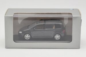 Volkswagen Touran 1T Tumeroheline Minichamps 1:43 400052101 Metall - pilt 4/4
