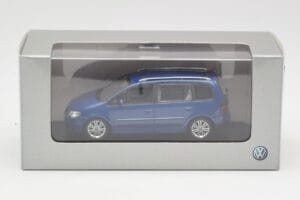 Volkswagen Touran Sinine Minichamps 1:43 TOURAN002 Metall - pilt 4/4