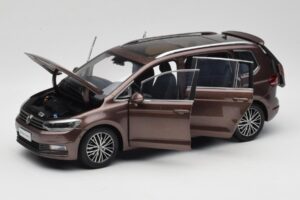 Volkswagen Touran 5T Pruun Paudi Model 1:18 ZVE000003BRA Metall - pilt 2/8
