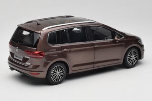 Volkswagen Touran 5T Pruun Paudi Model 1:18 ZVE000003BRA Metall - pilt 3/8