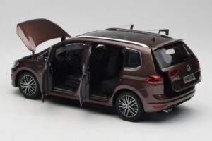 Volkswagen Touran 5T Pruun Paudi Model 1:18 ZVE000003BRA Metall - pilt 5/8