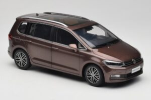 Volkswagen Touran 5T Pruun Paudi Model 1:18 ZVE000003BRA Metall - pilt 6/8