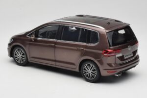 Volkswagen Touran 5T Pruun Paudi Model 1:18 ZVE000003BRA Metall - pilt 7/8