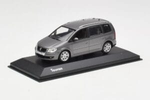 Volkswagen Touran Sport Platinum Grey Minichamps 1:43 TOURAN003 Metall - pilt 2/4