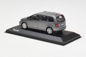 Volkswagen Touran Sport Platinum Grey Minichamps 1:43 TOURAN003 Metall - pilt 3/4