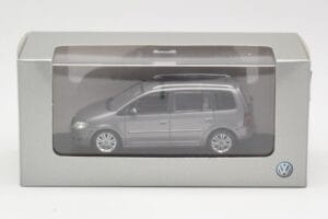 Volkswagen Touran Sport Platinum Grey Minichamps 1:43 TOURAN003 Metall - pilt 4/4