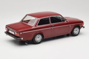 Volvo 142 Tumepunane MCG 1:18 MCG18443 Metall - pilt 2/6