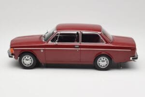 Volvo 142 Tumepunane MCG 1:18 MCG18443 Metall - pilt 3/6