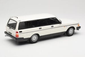 Volvo 240 GL Universaal Valge Minichamps 1:18 155171412 Metall - pilt 2/6