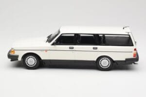 Volvo 240 GL Universaal Valge Minichamps 1:18 155171412 Metall - pilt 3/6