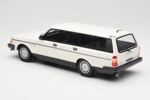 Volvo 240 GL Universaal Valge Minichamps 1:18 155171412 Metall - pilt 5/6