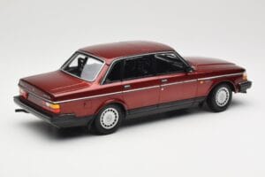 Volvo 240 GL Dark Red Metallic Minichamps 1:18 155171406 Metall - pilt 2/6