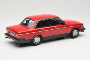Volvo 240 GL Tumepunane Minichamps 1:18 166171401 Metall - pilt 2/6
