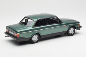 Volvo 240 GL Roheline Metallic Minichamps 1:18 155171400 Metall - pilt 2/6