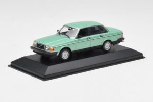 Volvo 240 GL Roheline Metallik Minichamps 1:43 400171402 Metall - pilt 2/4