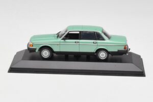Volvo 240 GL Roheline Metallik Minichamps 1:43 400171402 Metall